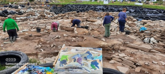 Painting the back view of the diggers kneeling inside the trench
